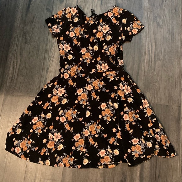 Cute forever 21 flower dress! - Picture 2 of 3
